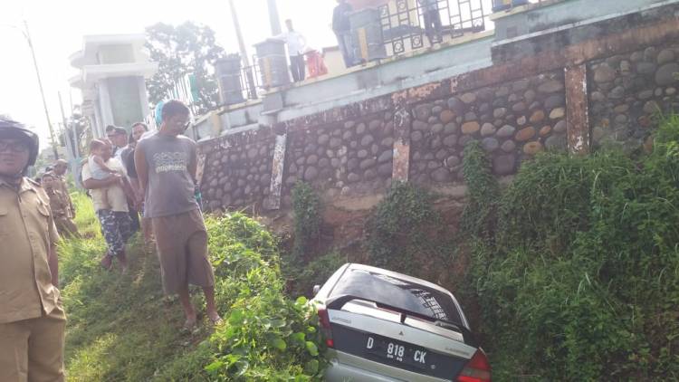 Sopir Ngantuk, Mobil Lancer Hantam Turap Masjid di Merangin