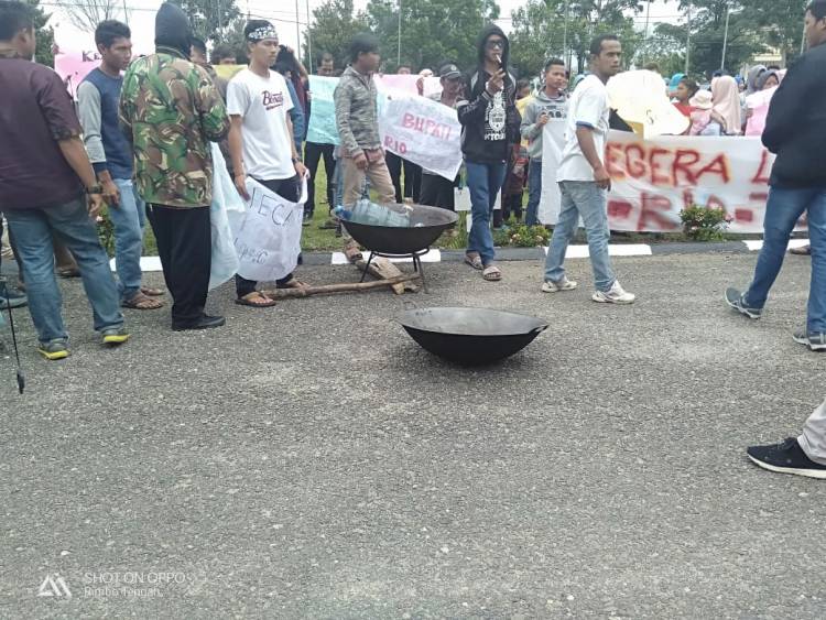 Rio/Kades Terpilih Tak Kunjung Dilantik, Ratusan Pendukung Geruduk Kantor Bupati Bungo