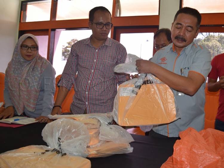 Kantor Pos Padang Bongkar Pengiriman Tabloid Indonesia Barokah