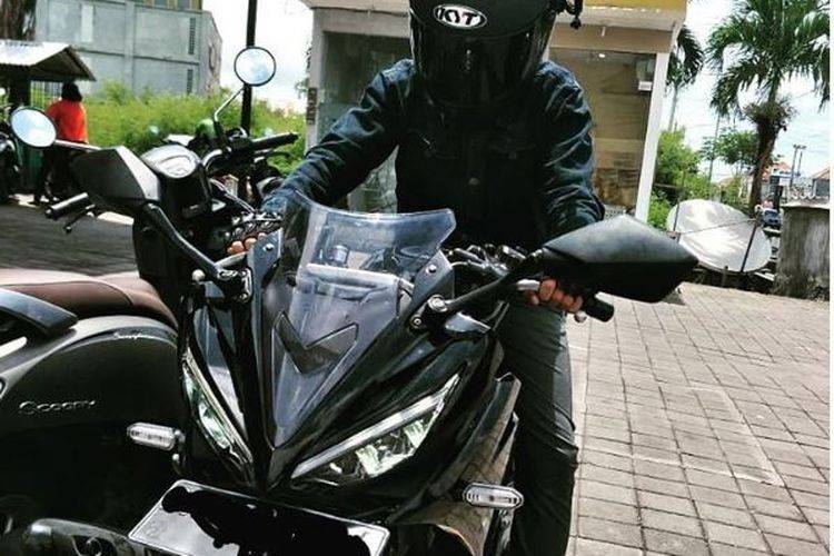 Heboh Pemotor di Bali Ugal-ugalan Pukuli Spion Mobil