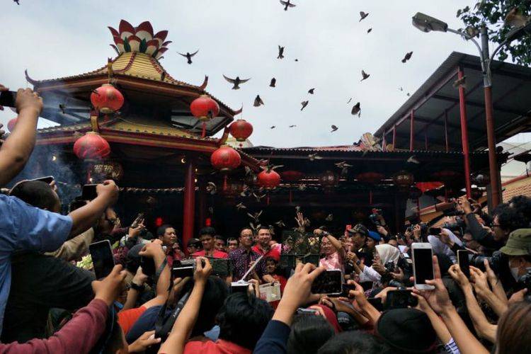 Tradisi Buang Sial, Anies Lepas Burung Saat Imlek