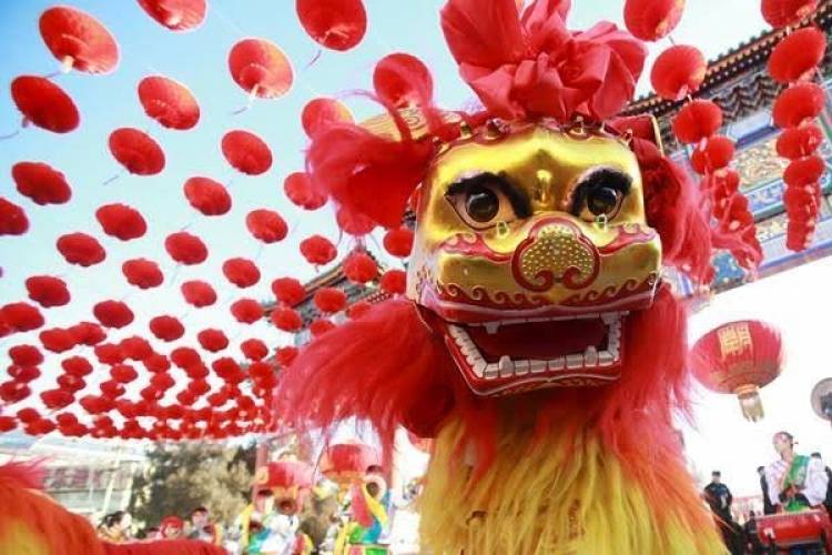 Barongsai Hibur Penumpang Stasiun Jakarta Kota
