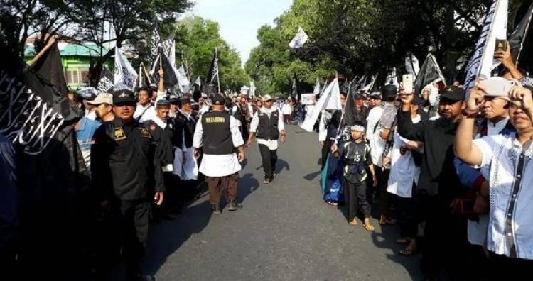 Massa dan Amien Rais Kawal Ketua PA 212 Dipanggil Polisi