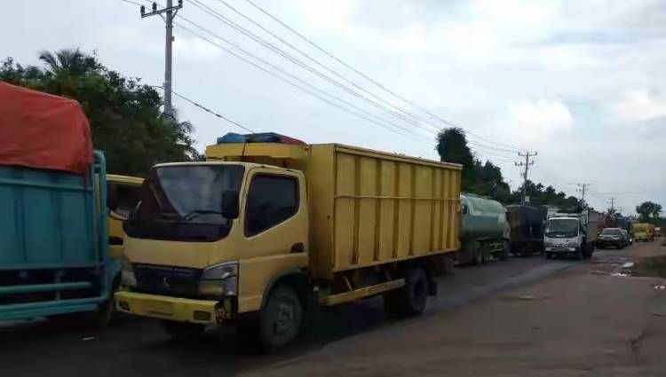 Jalan Jambi-Batanghari Macet Total