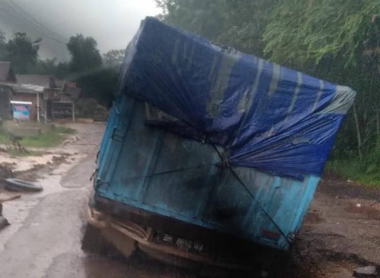 Rusak Parah, Jalan Lintas Jambi - Tembesi Makan Korban dan Pemicu Kemacetan