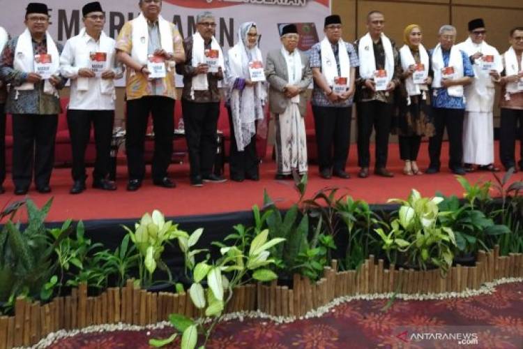 Ma'ruf Amin Hadiahi Buku dan Sorban Kepada Tokoh Sumbar