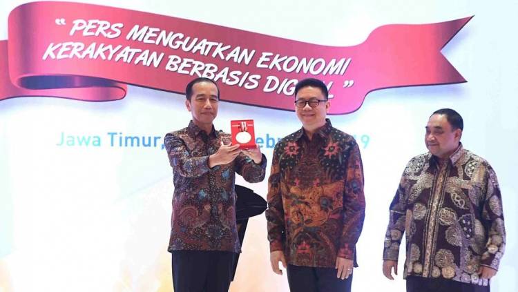 Yosep Beri Medali Kemerdekaan Pers ke Jokowi