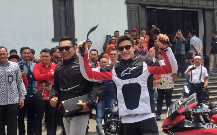Ketika Marquez Diberi Ridwan Kamil Hadiah Kujang