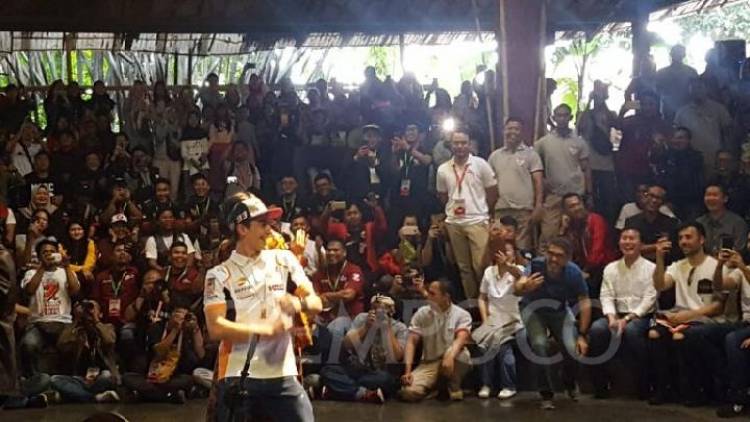 Seru, Marc Marquez Belajar Main Angklung Sambil Joget