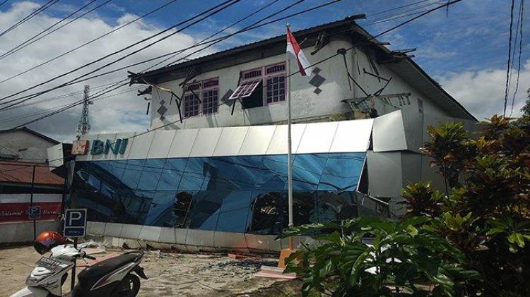 Bangunan Kantor BNI Ambruk, Nasabah Panik dan Kabur