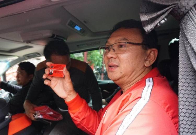 Penasaran Siapa Wanita yang Duduk di Sebelah Ahok saat di Mobil? Ini Dia