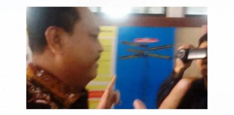 Diperiksa KPK, Ketua DPRD Asal Demokrat Ini Acungkan Dua Jari Khas Prabowo-Sandi 