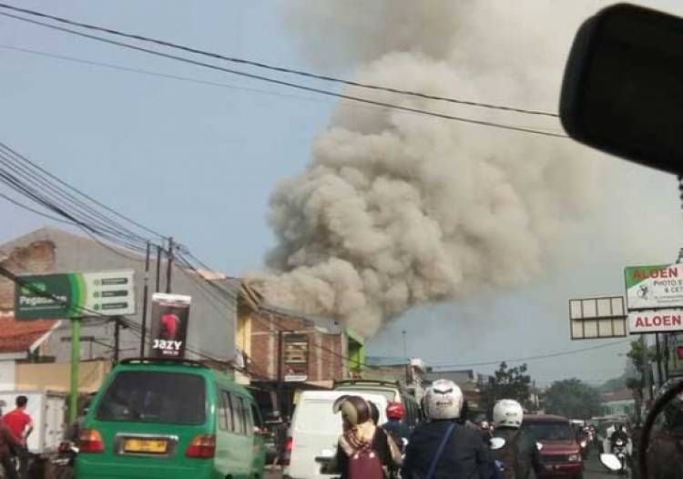 Kebakaran Hebat Hanguskan Dua Ruko  Service Printer di Cibiru Bandung