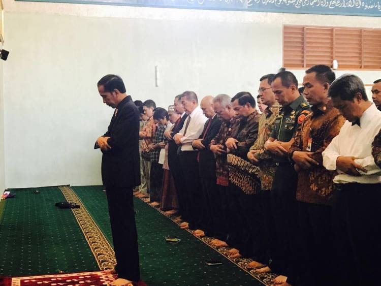 Bukan Politisasi, TKN: Kita Fasilitasi Fotografer Abadikan Gambar Jokowi shalat