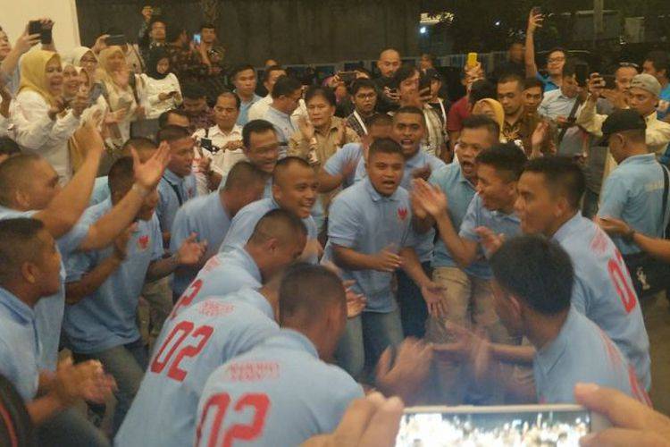 Yel-yel Pendukung Riuh di Luar Loby Hotel Sultan