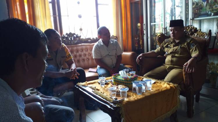 Jalan Rusak Diduga Akibat Angkutan PT BKS Sinar Mas Grup, Warga Geruduk Kantor Camat