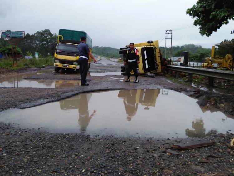 Nahas! Terjebak Lobang Jalinsum Bungo, Truk Muatan Sawit Terguling