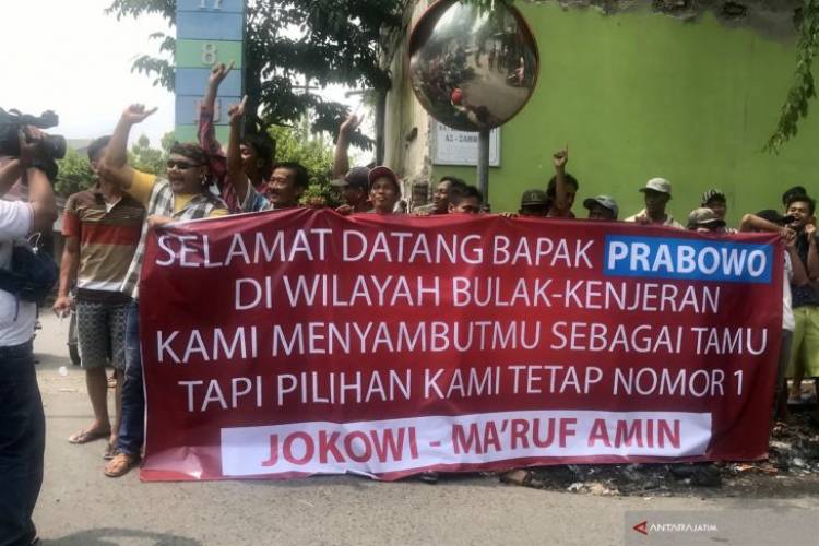 Beraninya, Pendukung Jokowi Lakukan Aksi di Kedatangan Prabowo di Kawasan Bulak Surabaya