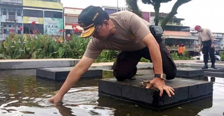 Terkesan Tak Terurus, Kapolda Jambi Bersihkan Sendiri Sampah di Tugu Juang