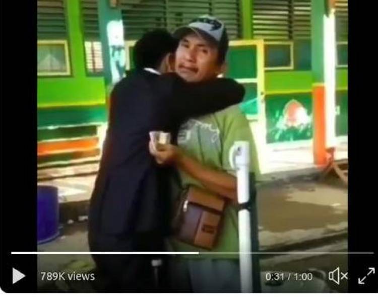 Terharu, Lulus Sidang Skripsi Anak Tukang Siomay Ini Cari Ayahnya 