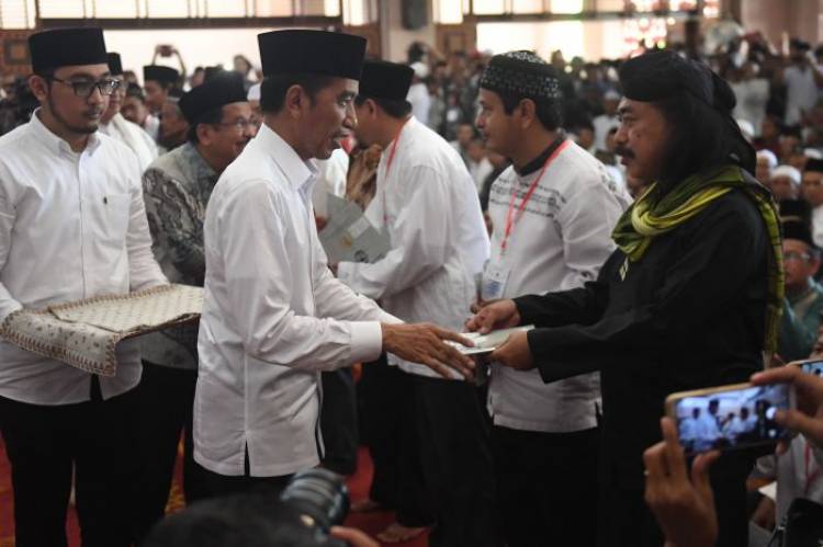 Di Masjid Raya Bani Umar, Jokowi Bagikan 351 Sertifikat Wakaf