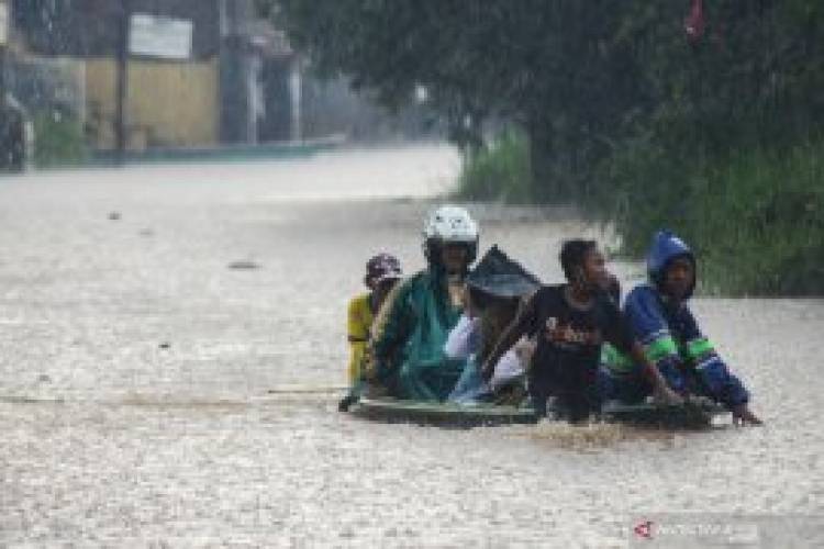 Tinggi Banjir di Kampung Cigosol Baleendah Bandung Capai 160 CM