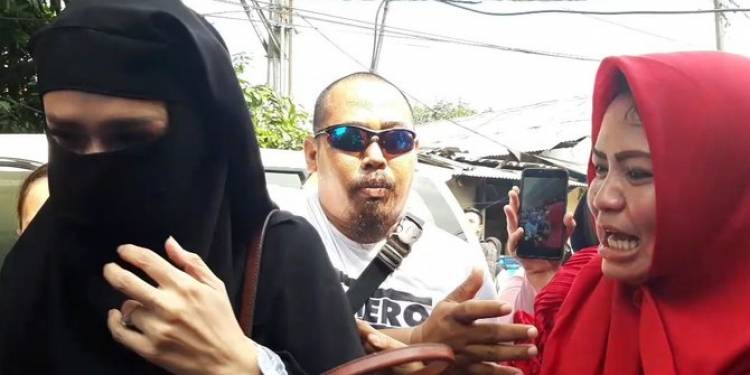 Jenguk Dhani, Mulan Gunakan Cadar