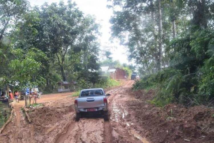 Jalan Rusak Berat, Butuh Waktu 1,5 Jam Tiba di SMPN 8 Sepauk