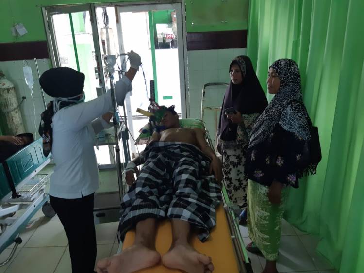 Asyik Main Handphone Saat Hujan, Tiga ABG Ini Disambar Petir