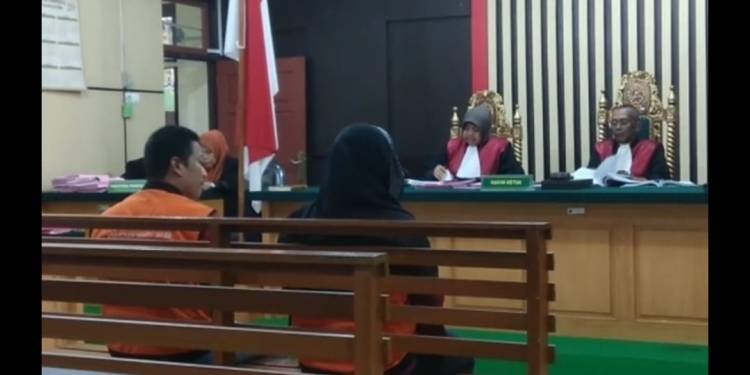 Perempuan Berkerudung Hitam Pengedar Narkoba Ini Dijebloskan ke Penjara