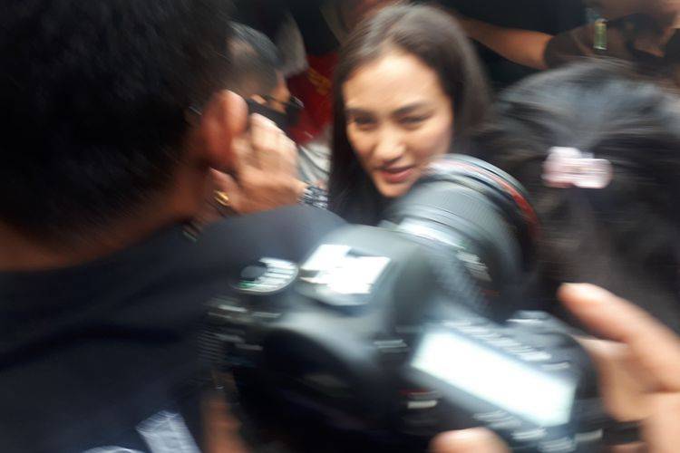 Didampingi Artis Atiqah, Ratna Sarumpaet Jalani Sidang di PN Jaksel