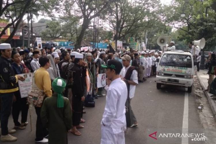Sidang Perdana Bahar Smith Diwarnai Unjuk Rasa FPI dan Pendukung