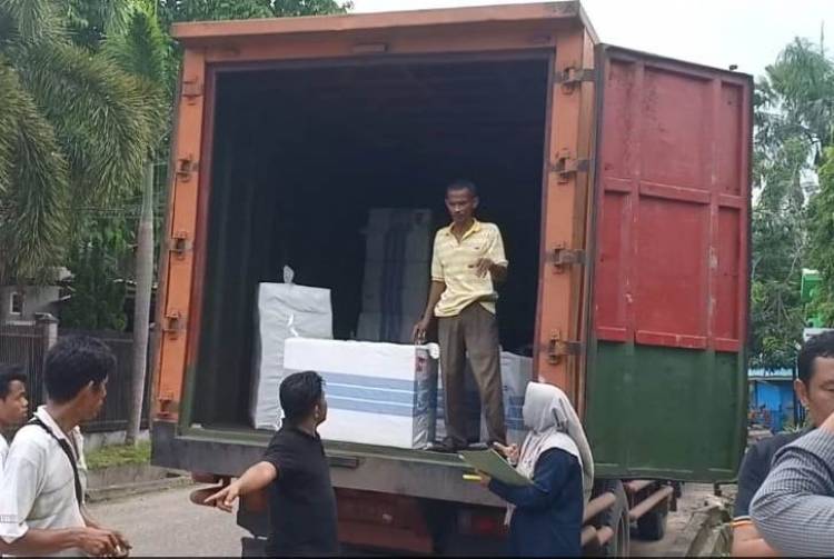 Horee Disdik Bagi-bagi 130 Komputer ke Sekolah