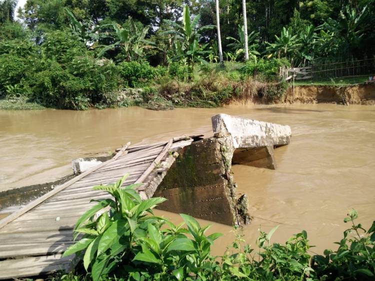 Diterjang Banjir, Jembatan di Kabupaten Sarolangun Roboh