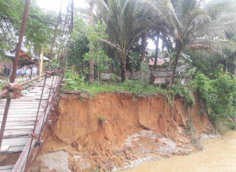 Pasca Banjir, Tebing Sungai Ambrol Rumah Warga Merangin Terancam Hanyut
