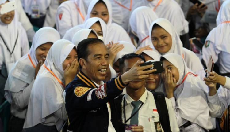 Jokowi Sebut Gunakan Kartu Prakerja, Lulusan SMK Bisa Ikut Training Masuk Industri dan Dikasih Honor 