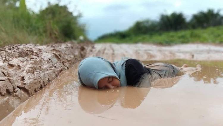 Viral! Gadis di Sumsel Mandi Lumpur Protes Jalan Rusak