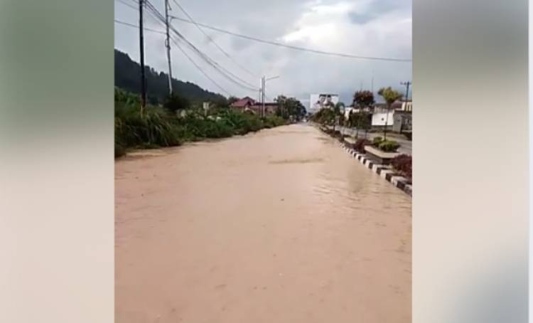 Diguyur Hujan Deras, Jalan di Sungaipenuh Berubah Wujud jadi Sungai