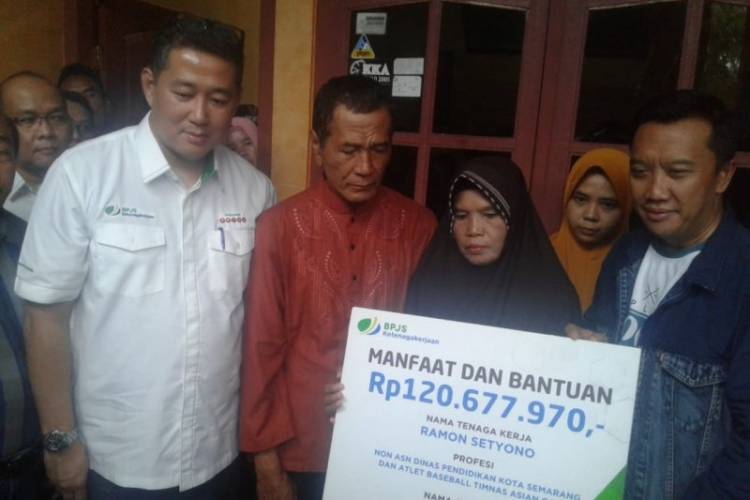 BPJS-TK dan Menteri Imam Serahkan Santunan Kematian Kepada Atlet dan Non ASN