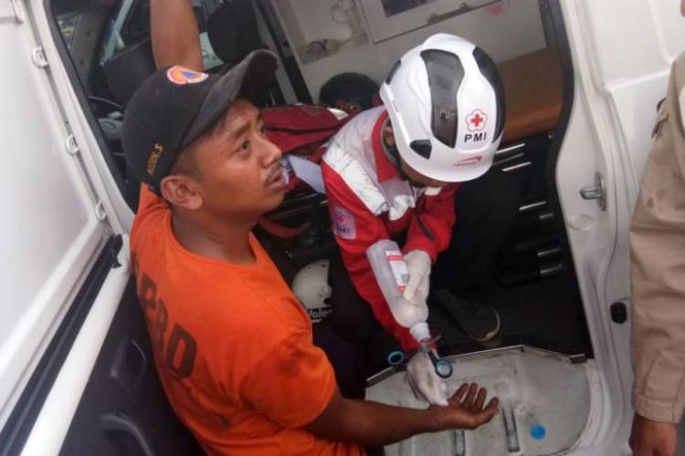 Petugas BPBD Terluka Saat Evakuasi Korban KRL Anjlok