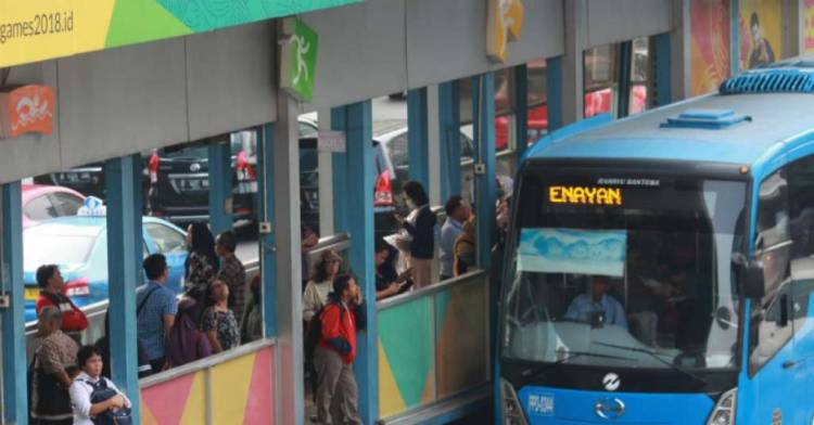 Pria Mengamuk Tusuk Penumpang Transjakarta di Halte BKN