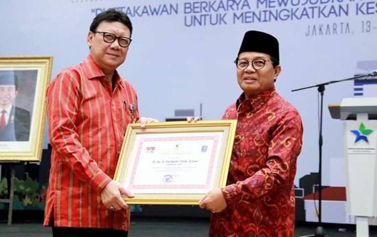 Hanya Dua Gubernur, Fachrori Umar Dianugrahi Penghargaan Perpustakaan oleh Mendagri