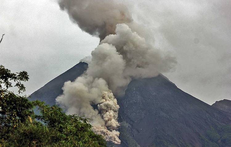 Guguran Awan Panas Keluar dari Gunung Merapi