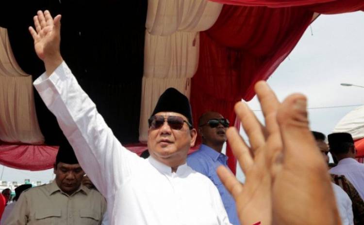 Begini Antusias Ribuan Warga Kalbar Tunggu Kedatangan Prabowo di Istana Kadariah