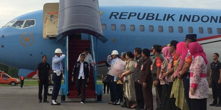 Presiden: Baru Turun Airport Saya Dibisikin Pak Bupati Tapteng
