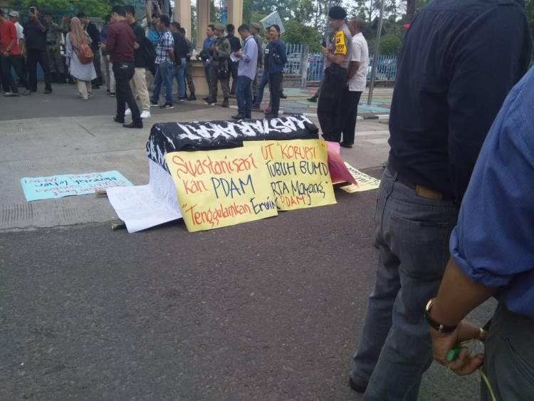 Aksi Protes Kenaikan Tarif PDAM, Keranda Jenazah Parkir di Depan Kantor Walikota 