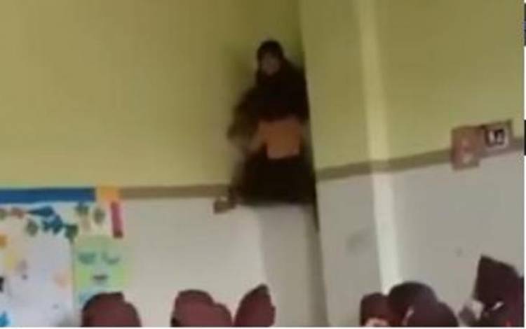Viral Panjat Dinding Sekolah, Kelakuan Anak SD Ini Mirip Sipdergirl