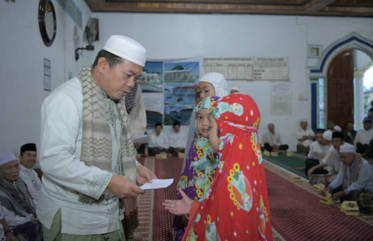Gerakan Subuh, Bupati Berikan Santunan Anak Yatim Piatu di Masjid Al Muhajirin