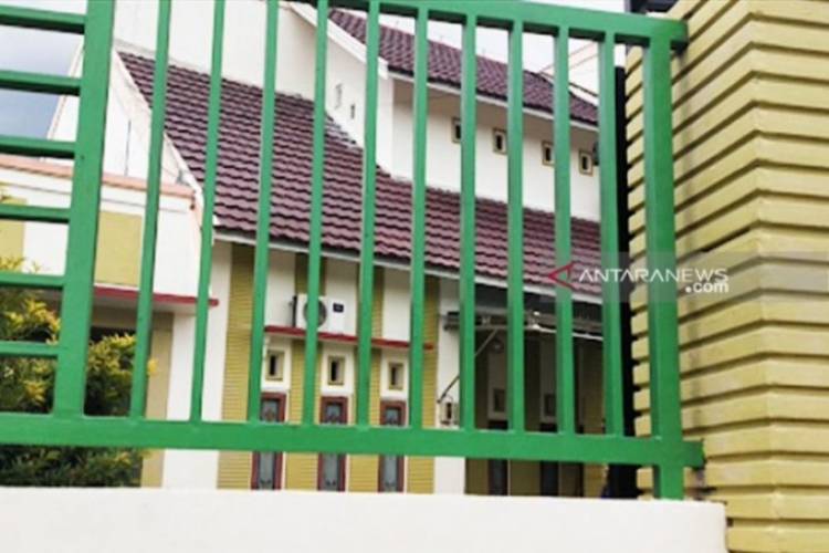 Isteri Pergoki Suami Mantan Pejabat Berduaan dengan Caleg di dalam Rumah