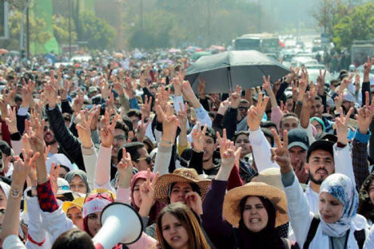 Bubarkan Aksi Protes Guru Polisi Tembakkan Meriam Air